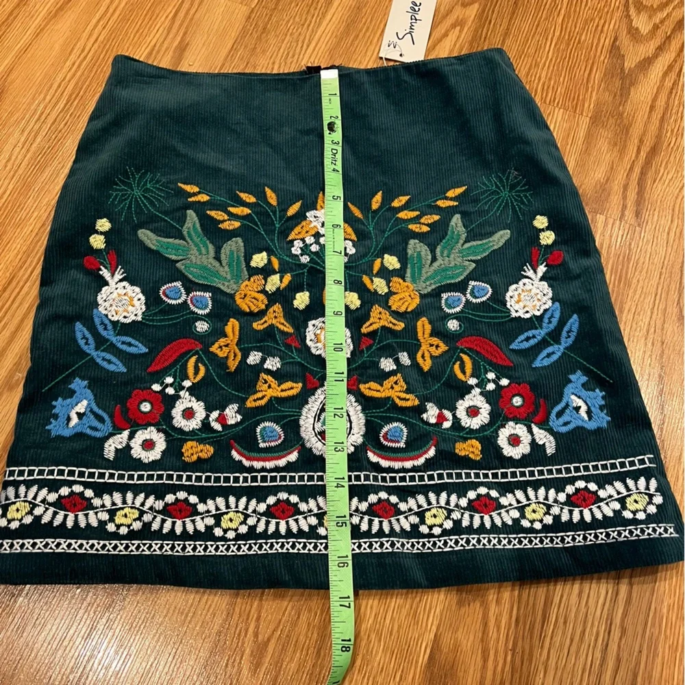 New Simplee Green Corduroy Embroidered Skirt sz M‎